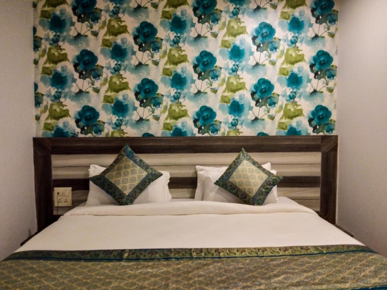 Dwivedi Hotels Hotel Elena Varanasi Bagian luar foto