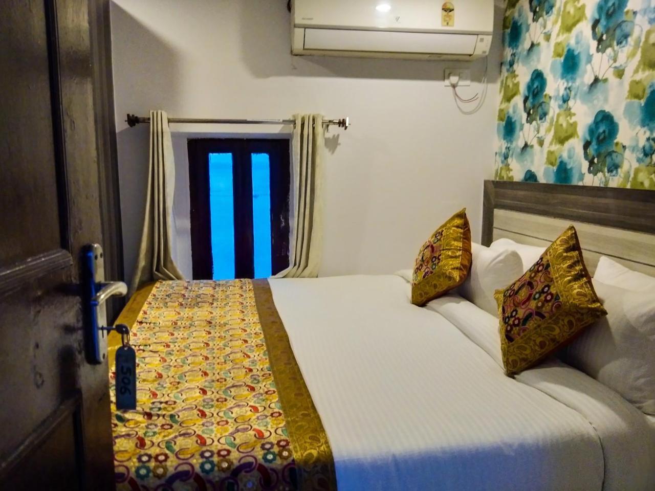 Dwivedi Hotels Hotel Elena Varanasi Bagian luar foto