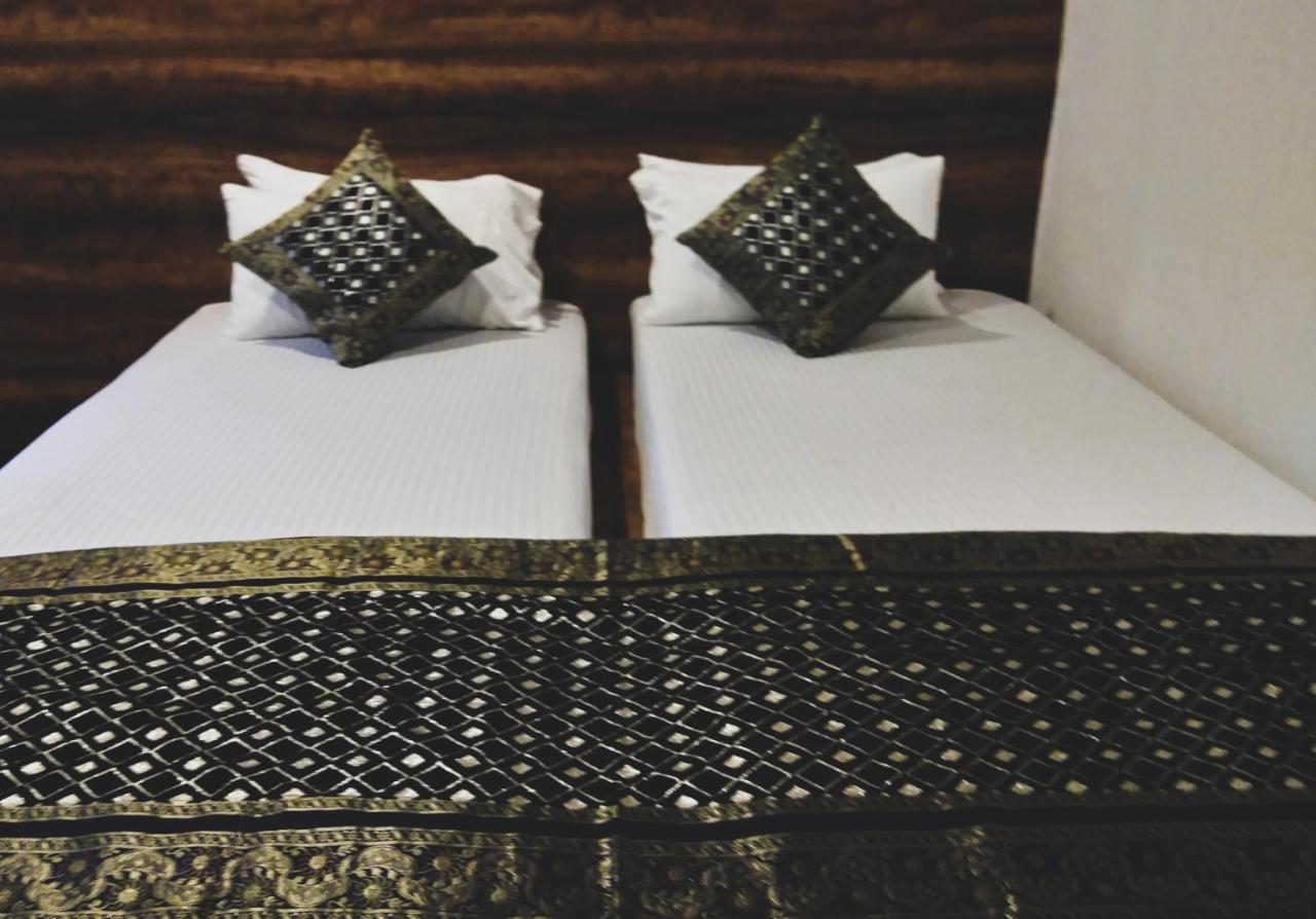 Dwivedi Hotels Hotel Elena Varanasi Bagian luar foto