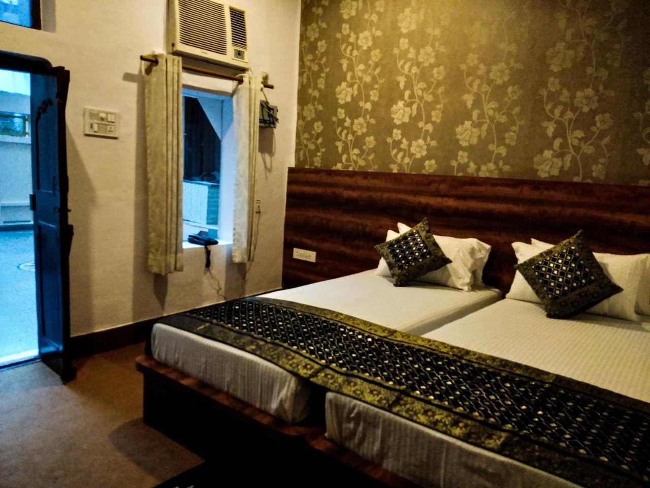 Dwivedi Hotels Hotel Elena Varanasi Bagian luar foto