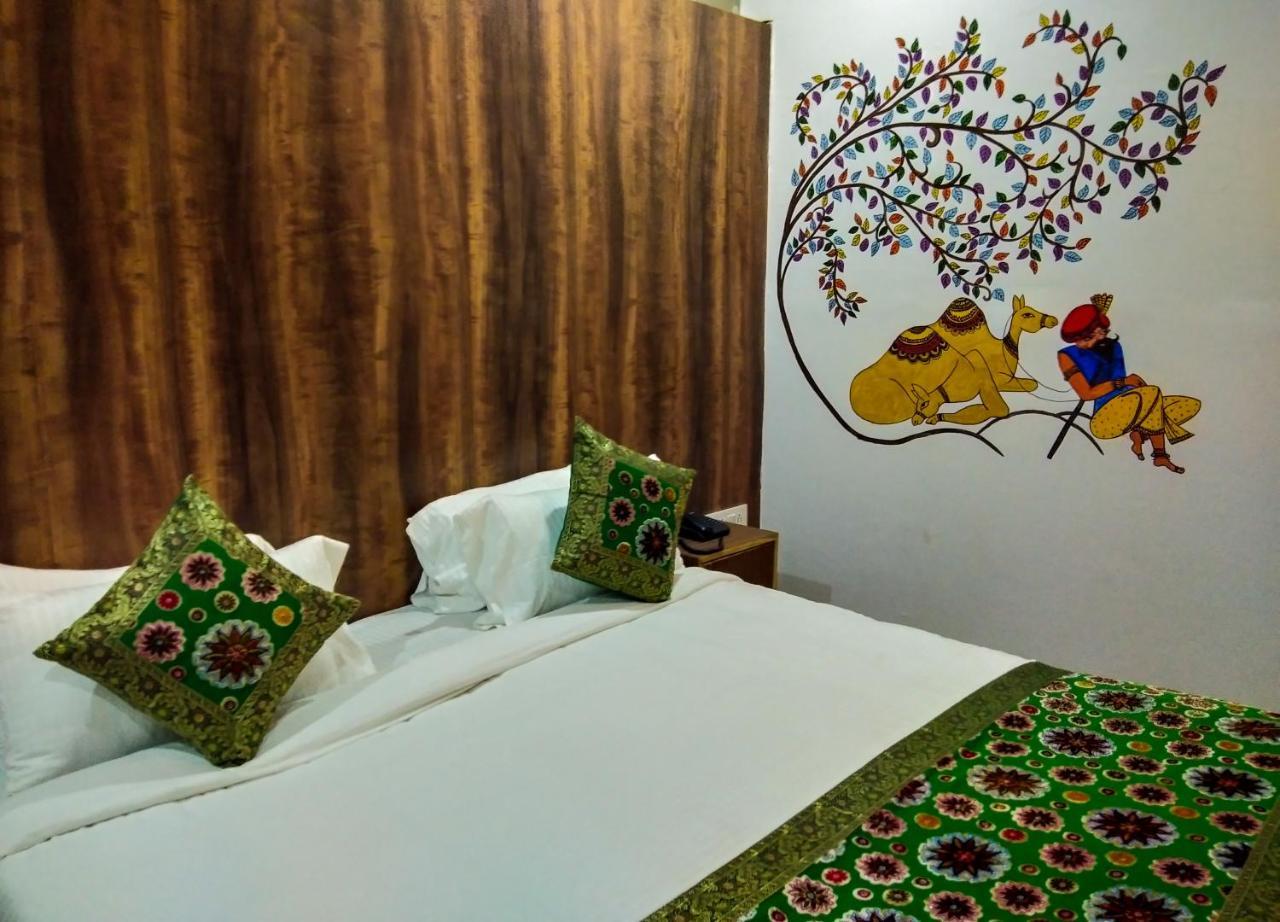 Dwivedi Hotels Hotel Elena Varanasi Bagian luar foto
