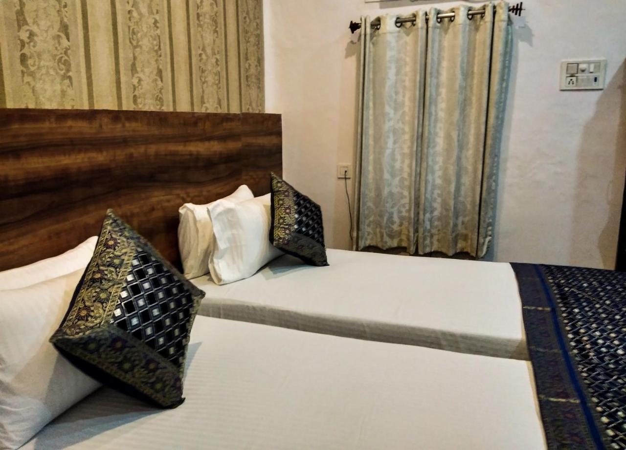 Dwivedi Hotels Hotel Elena Varanasi Bagian luar foto