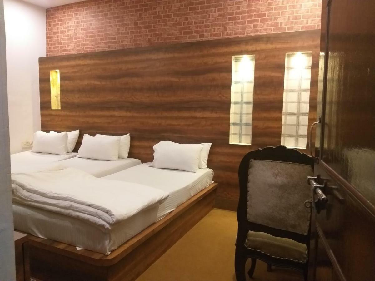 Dwivedi Hotels Hotel Elena Varanasi Bagian luar foto